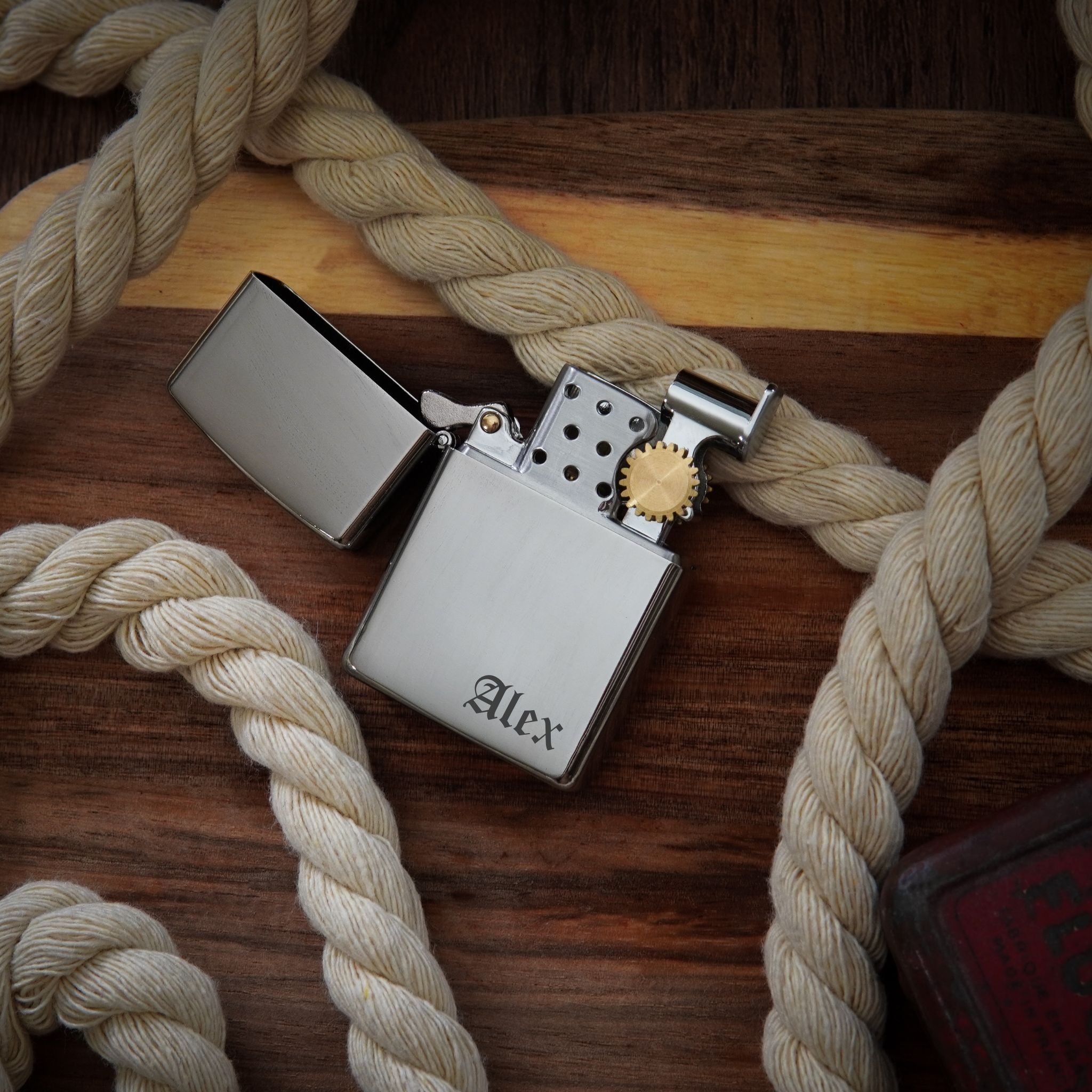 Briquet essence nom ou date