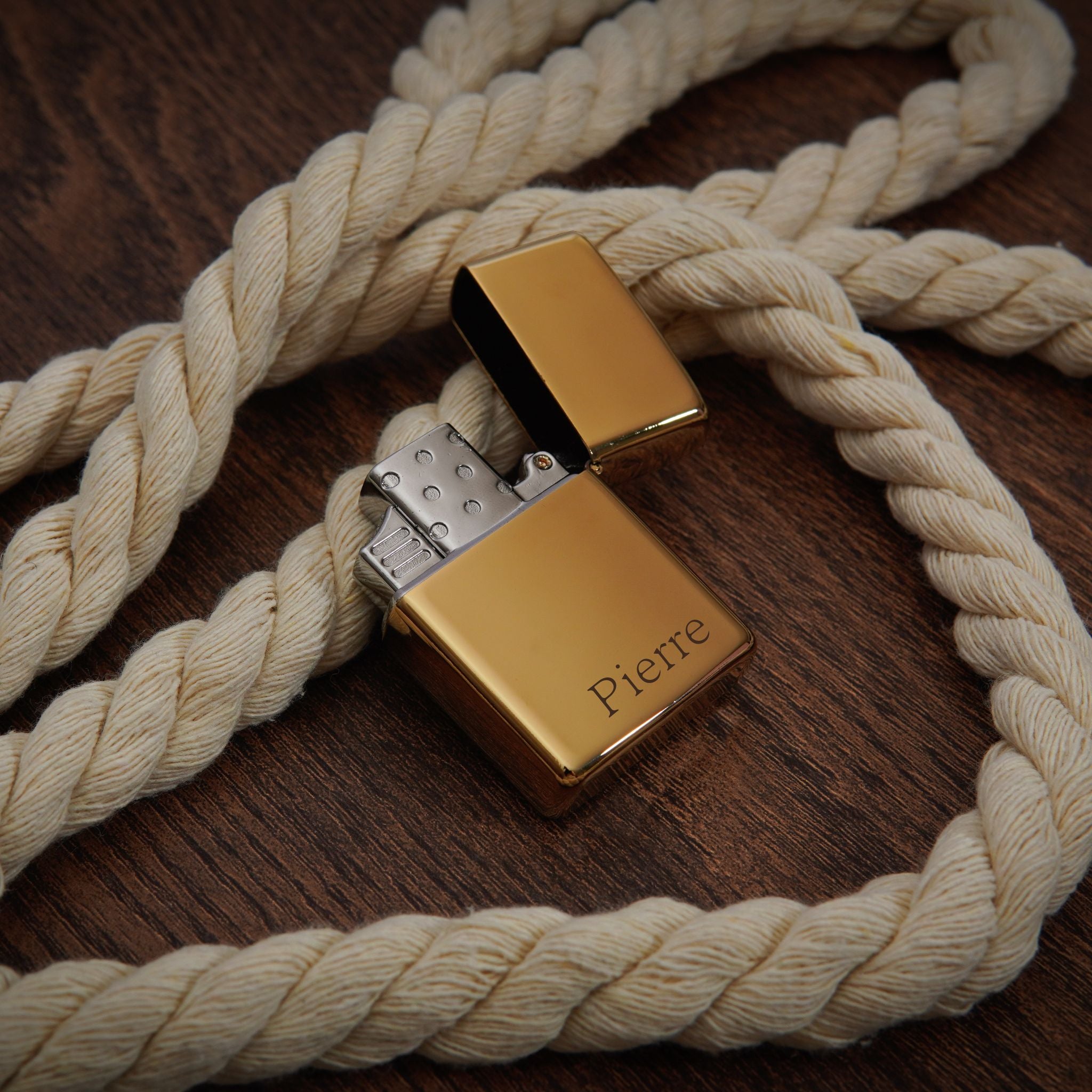 Briquet essence nom ou date