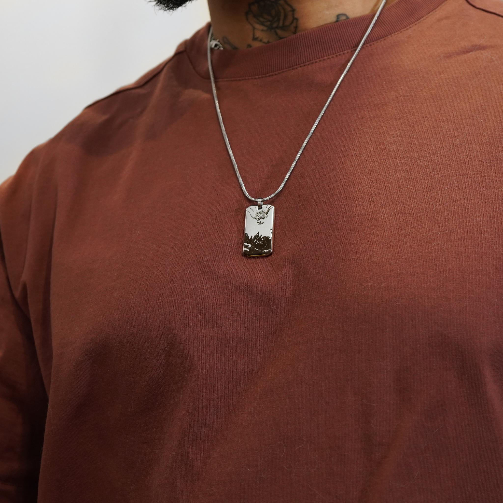 Collier avec pendentif Guts et Griffith en édition limitée