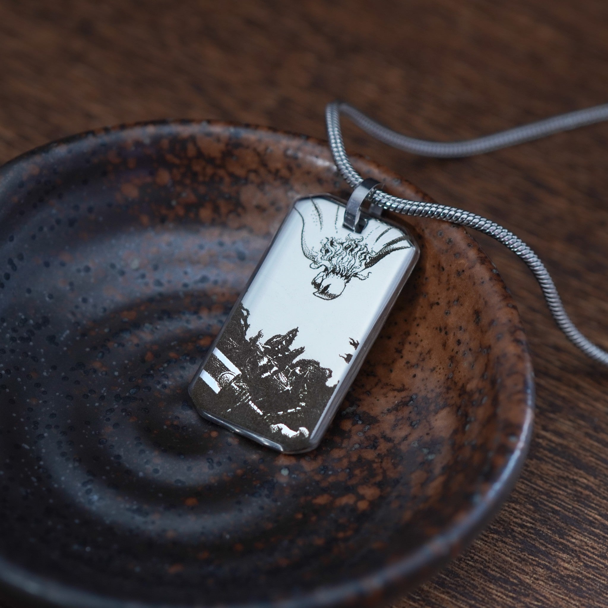 Collier avec pendentif Guts et Griffith en édition limitée